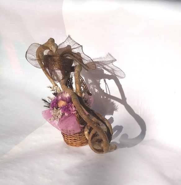ドライフラワーのフジヅルリース　アケビかごにパープル系の花 4枚目の画像