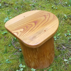 ケヤキ天板 丸太椅子 丸太の中心をチエーンソウでくり抜いたひび割れ