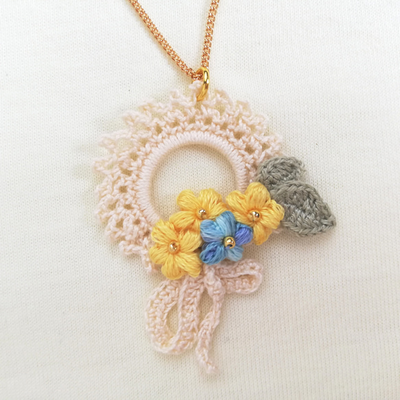 ぷっくりお花とリボンのリースネックレス*かぎ針編みアクセサリー