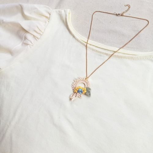 ぷっくりお花とリボンのリースネックレス*かぎ針編みアクセサリー