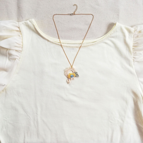 ぷっくりお花とリボンのリースネックレス*かぎ針編みアクセサリー