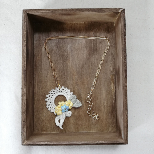 人気作家さんハンドメイド 帽子あんよネックレスアンティークレース布花ぬいぐるみ ぷっくりお花とリボンのリースネックレス*かぎ針編みアクセサリー