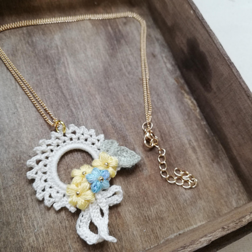 ぷっくりお花とリボンのリースネックレス*かぎ針編みアクセサリー