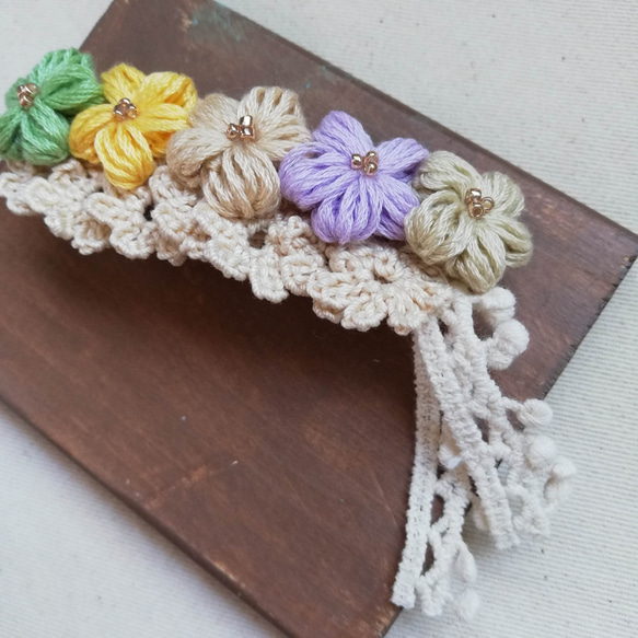 ①刺繍糸とレースのふんわりお花バレッタ*ヘアクリップ＊かぎ針レース編みナチュラル 3枚目の画像