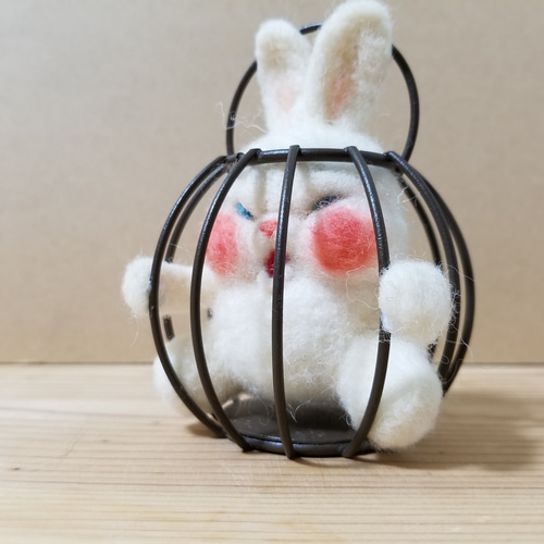 カチュリ様オーダー》檻に入れられたうさぎさん 羊毛フェルト