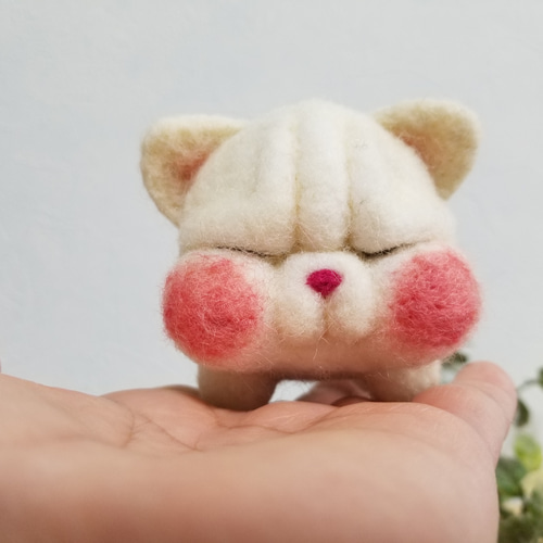 さつまイモ。羊毛フェルトオーダー。送料込み。 レオ様オーダー》四つん這いブサネコさん たまたまついてます
