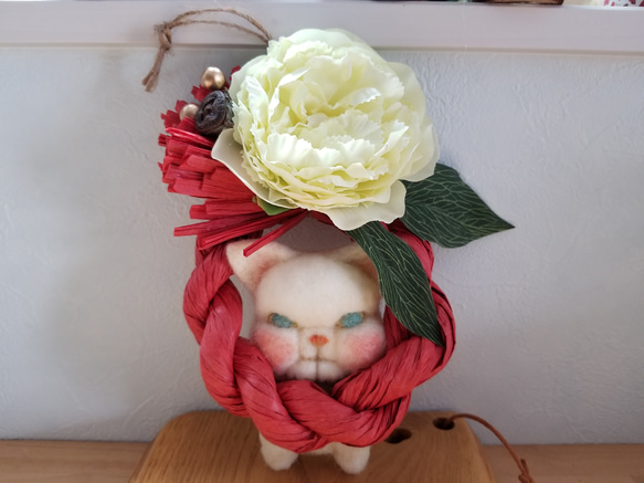 ブサネコさんのしめ縄白い花(赤) 1枚目の画像