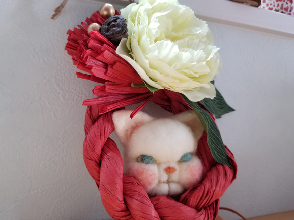 ブサネコさんのしめ縄白い花(赤) 2枚目の画像
