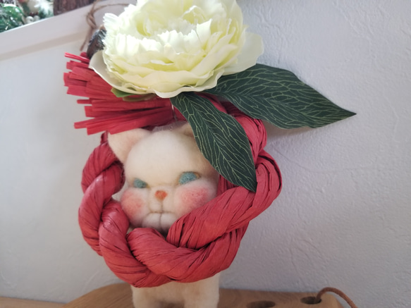 ブサネコさんのしめ縄白い花(赤) 3枚目の画像