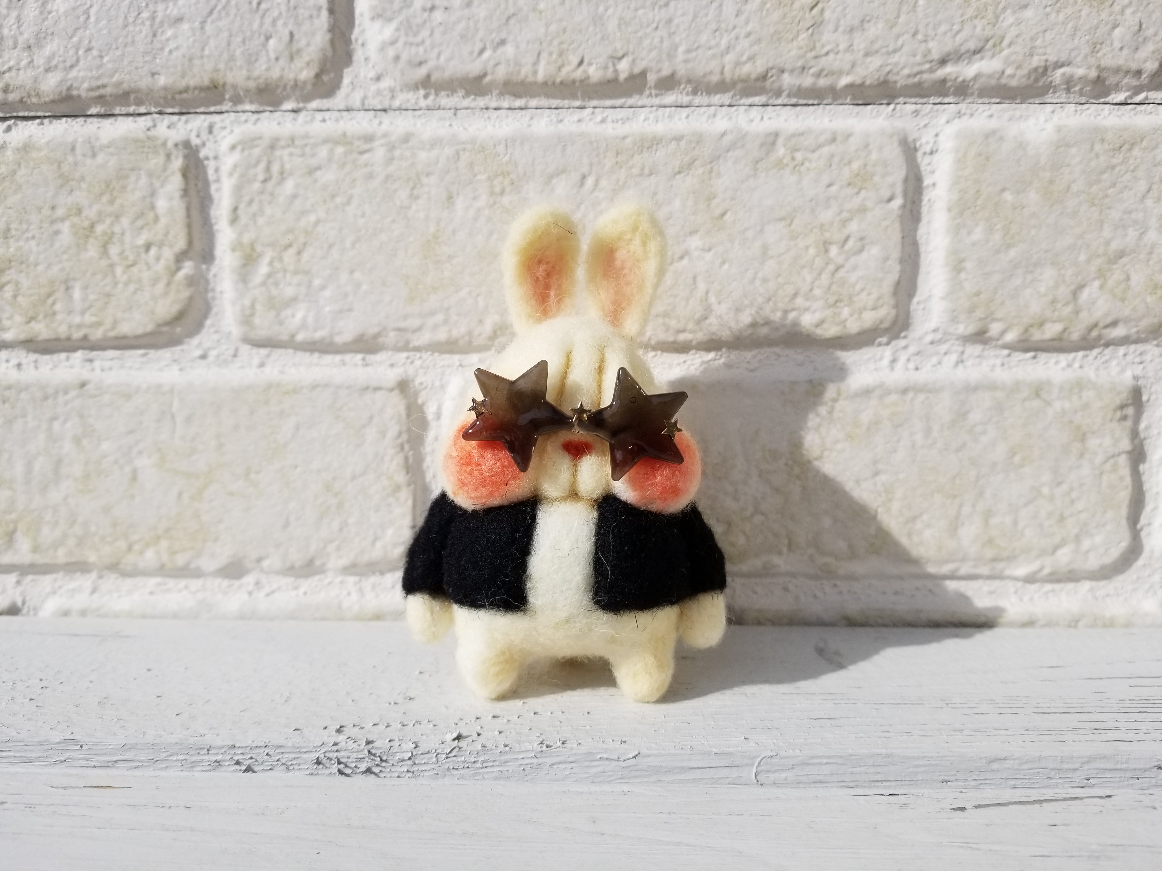 サングラス付き ウサギのぬいぐるみ