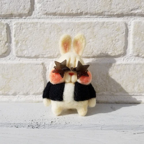 ロックな星型サングラスしたうさぎさん 羊毛フェルト mokochico ﾓｺﾁｺ