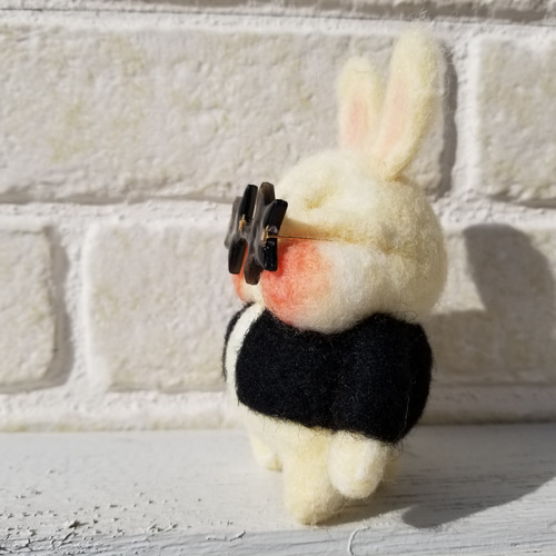 ロックな星型サングラスしたうさぎさん 羊毛フェルト mokochico ﾓｺﾁｺ