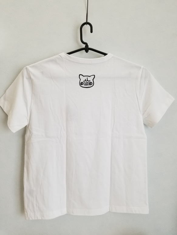 ワニに噛まれるブサネコさん羊毛刺繍Tシャツ(レディースLサイズ) 3枚目の画像