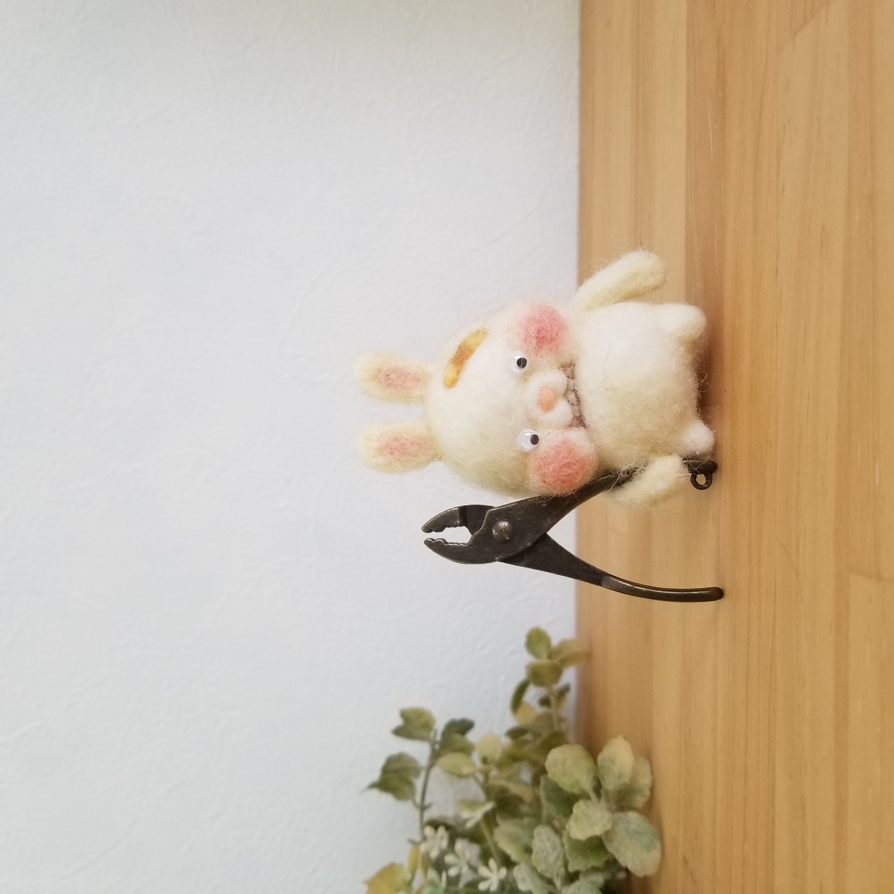 coco様 うさぎさん羊毛フェルトストラップ 恥ずかしがり屋のうさぎさん 羊毛フェルト ストラップ バッグ
