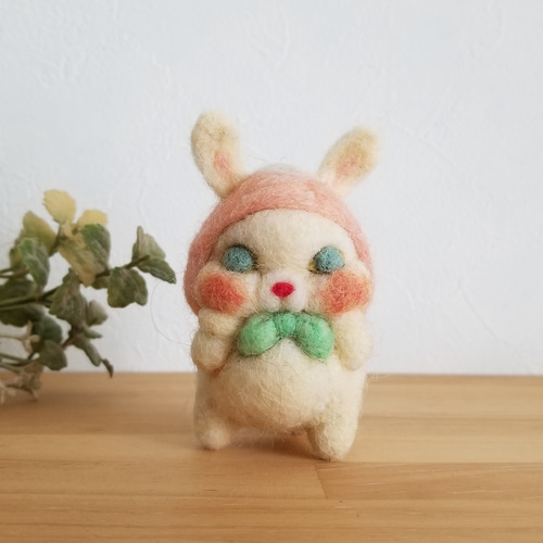淡い色の苺の帽子かぶったうさぎさん 羊毛フェルト mokochico ﾓｺﾁｺ