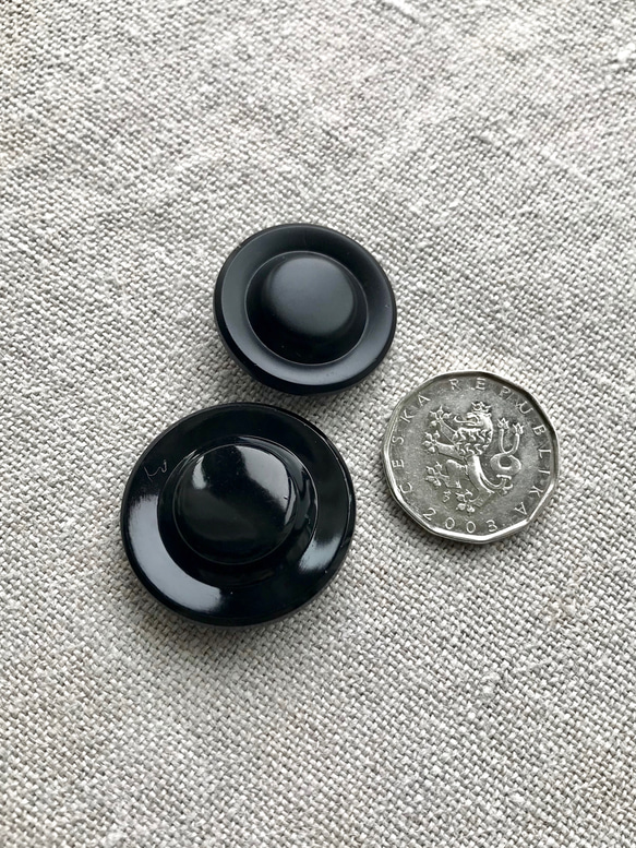 チェコ　ヴィンテージ　ガラスボタン　ブラック　2個セット [B20-32] 3枚目の画像