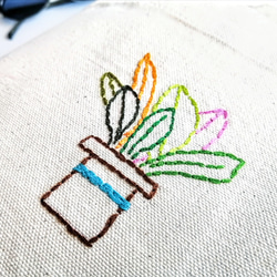 【シンプルな手刺繍】カラフルな観葉植物　ミニトートバッグ　帆布　生成り　コットン　手提げ　ランチバッグ　Sサイズ 3枚目の画像