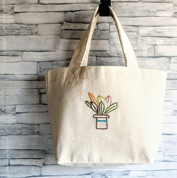 【シンプルな手刺繍】カラフルな観葉植物　ミニトートバッグ　帆布　生成り　コットン　手提げ　ランチバッグ　Sサイズ 1枚目の画像