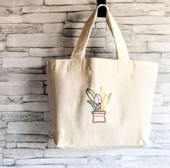 【シンプルな手刺繍】カラフルな観葉植物　ミニトートバッグ　帆布　生成り　コットン　手提げ　ランチバッグ　Sサイズ 8枚目の画像