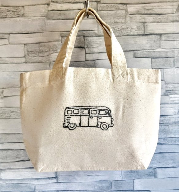 【入園入学】手刺繡の黒いバス　ミニトートバッグ　Sサイズ　帆布　コットン　生成り　手提げ　ランチバッグ　 1枚目の画像