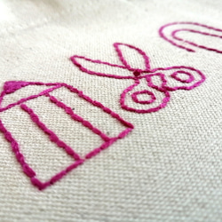 【手刺繍】ピンクの文房具　ミニトートバッグ　帆布　生成り　コットン　手提げ　ランチバッグ 2枚目の画像