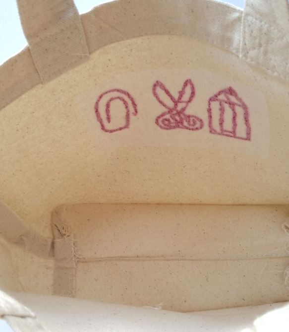 【手刺繍】ピンクの文房具　ミニトートバッグ　帆布　生成り　コットン　手提げ　ランチバッグ 3枚目の画像