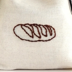 【刺繍】茶色のパン　巾着袋　ポーチ　生成り　 2枚目の画像
