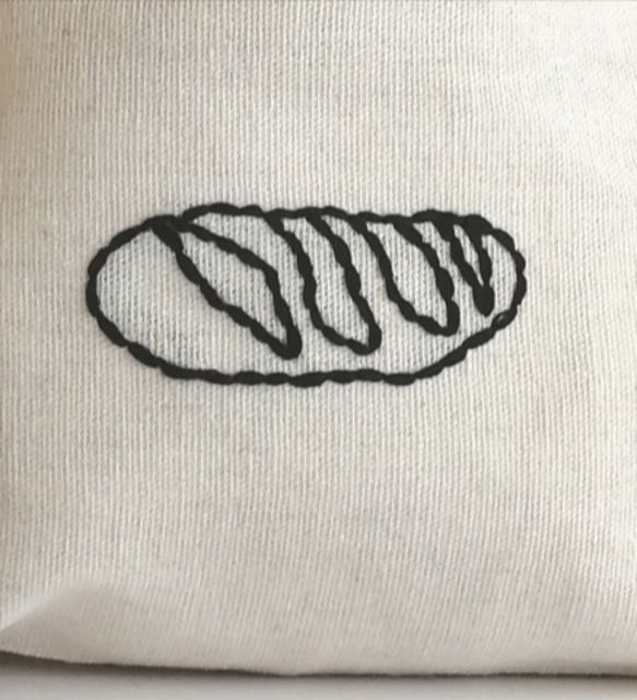 手刺繍のシンプルな黒いパン　巾着袋　ポーチ　生成り　Sサイズ 2枚目の画像