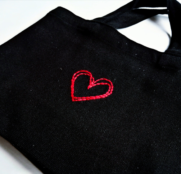 手刺繍のかわいい赤いハート　ミニトートバッグ　黒　帆布　コットン　手提げ　ランチバッグ　Sサイズ 5枚目の画像