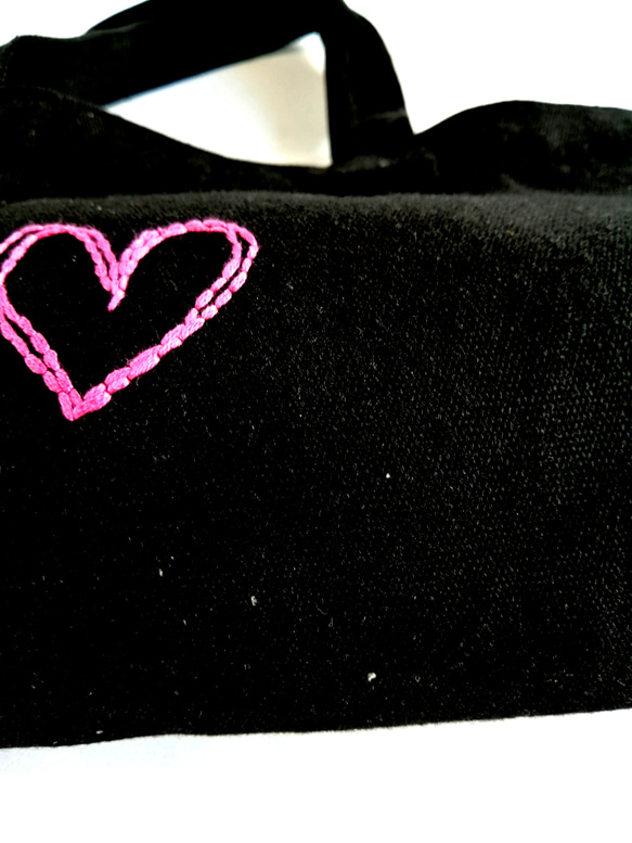 【シンプルな手刺繍】ミニトートバッグ　ピンクのハート　ブラック　帆布　コットン　手提げ　ランチバッグ　女の子 4枚目の画像