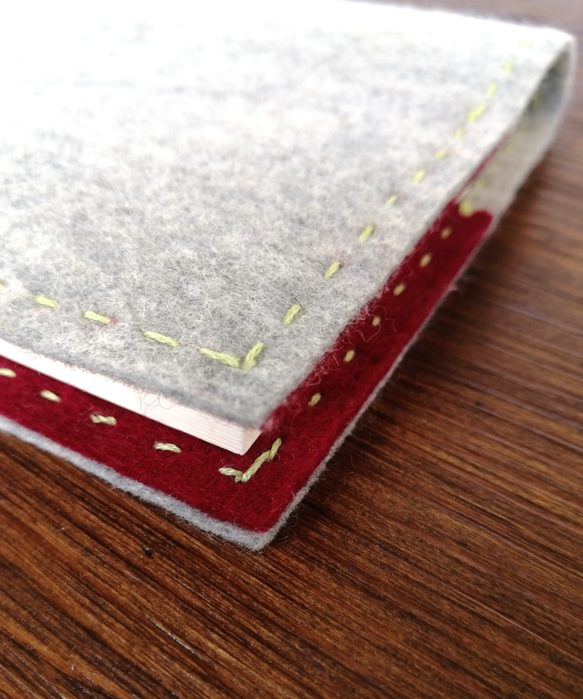 ほっこりかわいい手刺繍のブックカバー　手帳カバー　フエルト　グレーと赤　 1枚目の画像