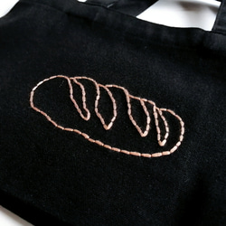 【刺繍】ミニトートバッグ　大きなモカ色のパン　帆布　黒　コットン　手提げ　ランチバッグ　 2枚目の画像
