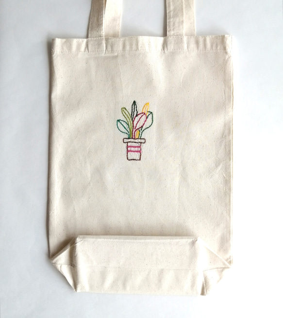 【シンプルな手縫いの刺繍】カラフルな観葉植物　縦長トートバッグ　ショルダーバッグ　2way　生成り　コットン　Ⅿサイズ 3枚目の画像