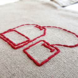 【シンプルな手縫いの刺繍】赤いティーバッグ　ショルダーバッグ　トートバッグ　ベージュ　2way　A4サイズ収納可能 2枚目の画像