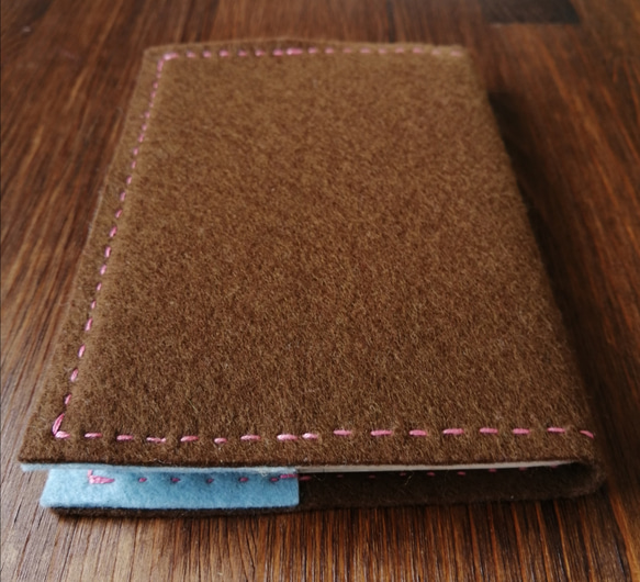 ほっこりかわいい手刺繍のブックカバー　手帳カバー　フエルト　茶色✕水色　 1枚目の画像