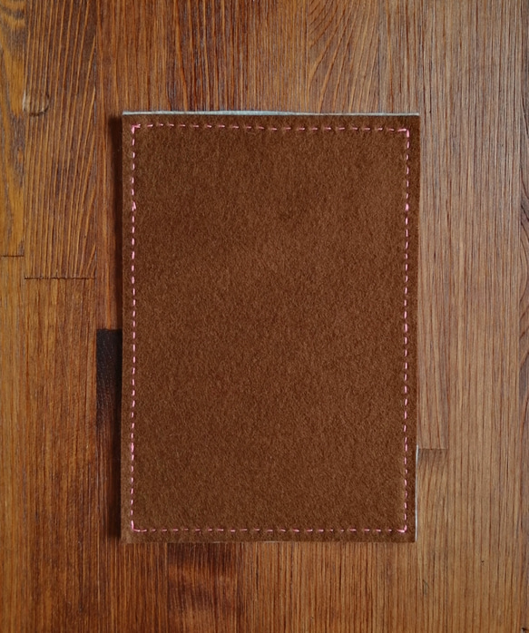 ほっこりかわいい手刺繍のブックカバー　手帳カバー　フエルト　茶色✕水色　 4枚目の画像