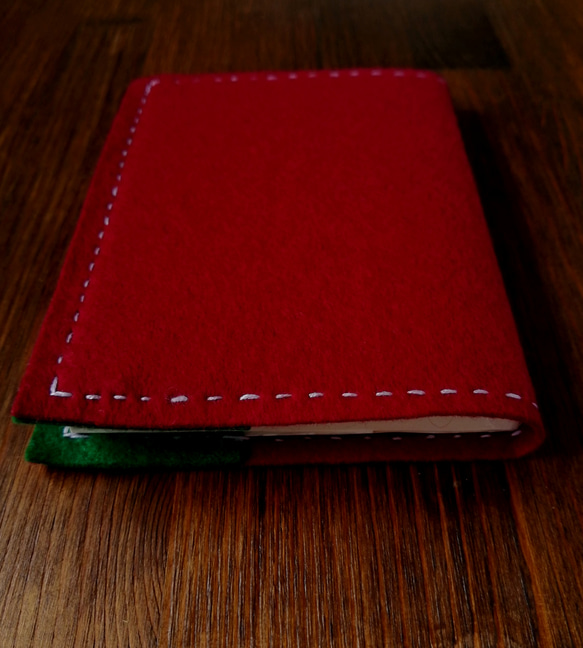 ほっこりかわいい手刺繍のブックカバー　手帳カバー　フエルト　赤と緑　 1枚目の画像