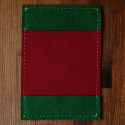 ほっこりかわいい手刺繍のブックカバー　手帳カバー　フエルト　赤と緑　 2枚目の画像