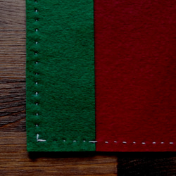 ほっこりかわいい手刺繍のブックカバー　手帳カバー　フエルト　赤と緑　 4枚目の画像