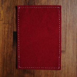 ほっこりかわいい手刺繍のブックカバー　手帳カバー　フエルト　赤と緑　 5枚目の画像