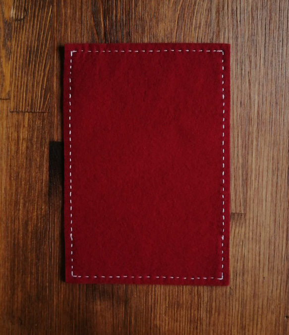 ほっこりかわいい手刺繍のブックカバー　手帳カバー　フエルト　赤と緑　 5枚目の画像