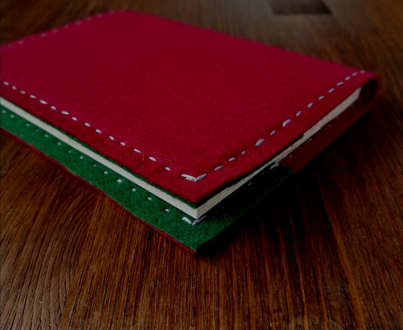 ほっこりかわいい手刺繍のブックカバー　手帳カバー　フエルト　赤と緑　 6枚目の画像