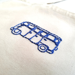 【手刺繍】トートバッグ　ショルダーバッグ　青いバス　2way　生成り　マチなし　コットン　男の子 2枚目の画像