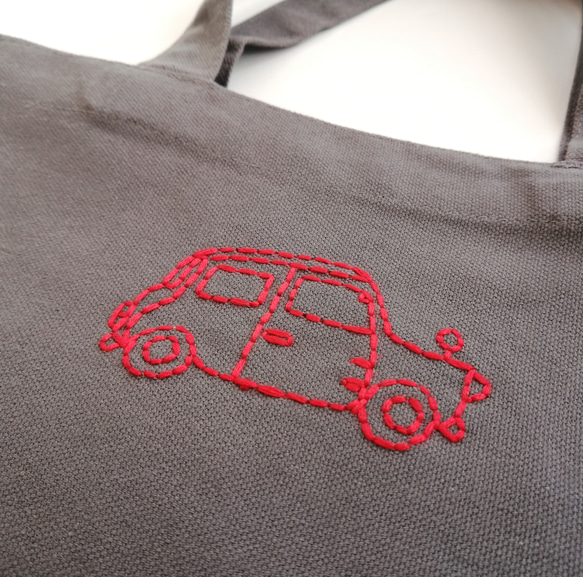 【シンプルな手刺繍】ミニトートバッグ　赤い車　グレー　帆布　コットン　ランチバッグ　手提げ　男の子 2枚目の画像