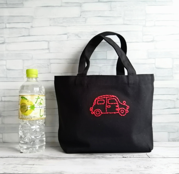 手刺繍の赤い車　キャンバスミニトートバッグ　黒　コットン　 1枚目の画像