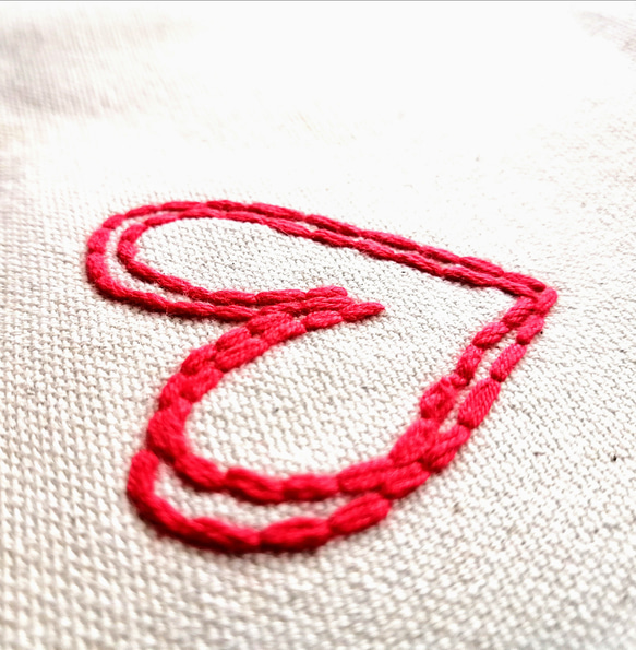 手刺繍の赤いハート　ミニトートバッグ　帆布　生成り　コットン　手提げ　ランチバッグ　Sサイズ 2枚目の画像
