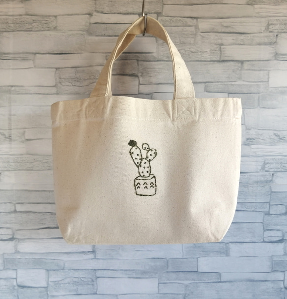 【刺繍】ミニトートバッグ　渋い緑のサボテン　帆布　生成り　コットン　手提げ　ランチバッグ　 1枚目の画像