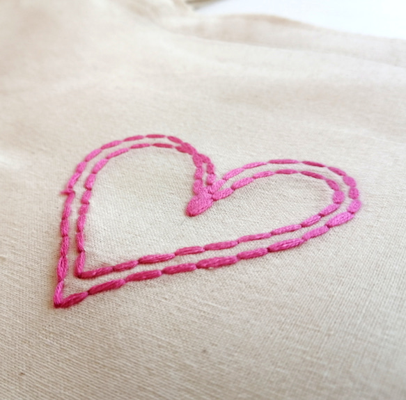 【シンプルな手縫いの刺繍】ピンクのハート　トートバッグ　ショルダーバッグ　2way　生成り　大きいマチ　Lサイズ 3枚目の画像