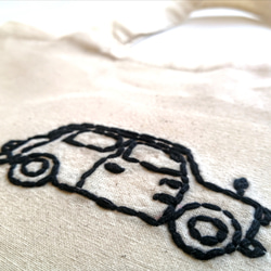 手刺繡の黒い車　ショルダーバッグ　トートバッグ　レッスンバッグ　2way　大きいマチ　生成り　コットン　Lサイズ 2枚目の画像