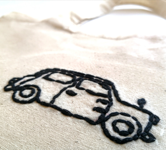 手刺繡の黒い車　ショルダーバッグ　トートバッグ　レッスンバッグ　2way　大きいマチ　生成り　コットン　Lサイズ 2枚目の画像